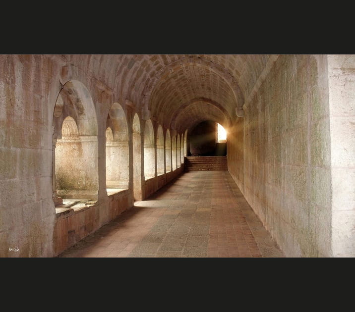 Un rayon de lumi&egrave;re dans l'Abbaye du Thoronet