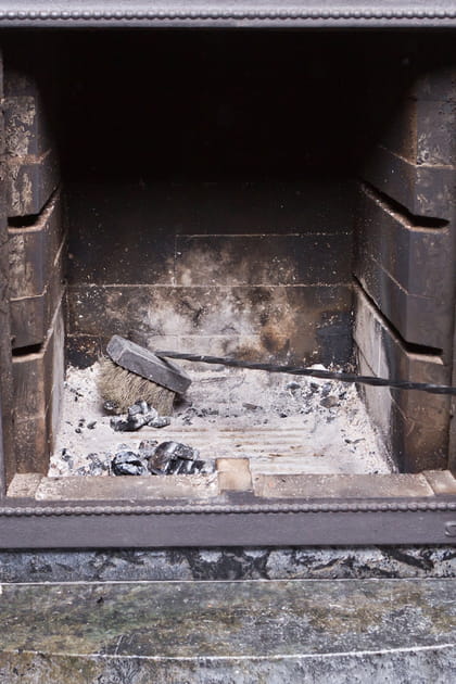 Ramoner la chemin&eacute;e avant d'allumer le premier feu