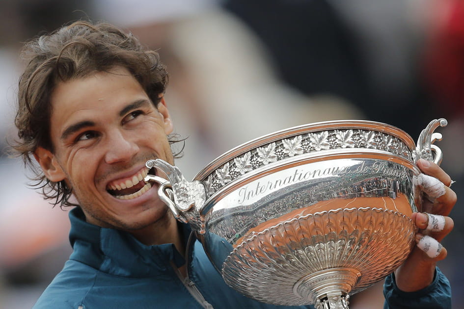 Il mord le troph&eacute;e de la victoire
