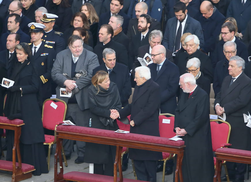 Des personnalit&eacute;s du monde entier ont fait le d&eacute;placement pour les fun&eacute;railles de Beno&icirc;t XVI