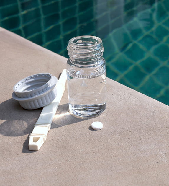 Mettre des galets de chlore pour traiter l'eau