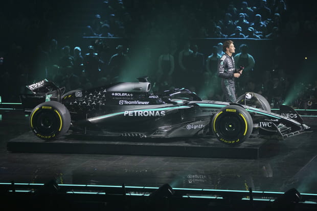 Mercedes dévoile son côté sombre