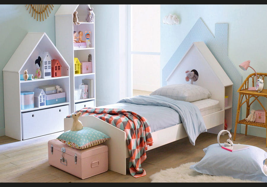 Une t&ecirc;te de lit en forme de maison