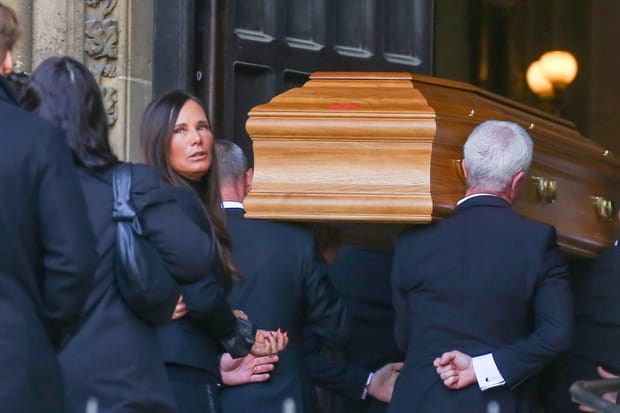Nathalie Marquay au côté du cercueil à l'entrée de la basilique