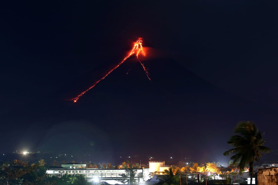 Les coul&eacute;es de lave du volcan Mayon