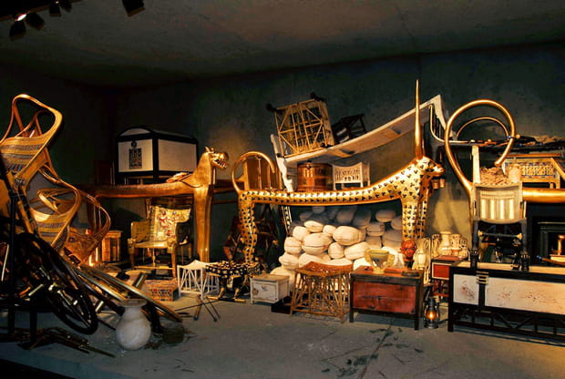 Lit rituel à têtes de lionnes