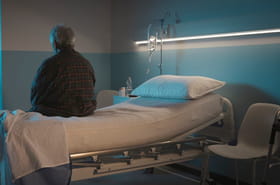 Consid&eacute;r&eacute; comme mort et d&eacute;branch&eacute; &agrave; l'h&ocirc;pital, il se r&eacute;veille juste avant les fun&eacute;railles