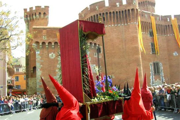 Passage de la Sanch devant la Castillet