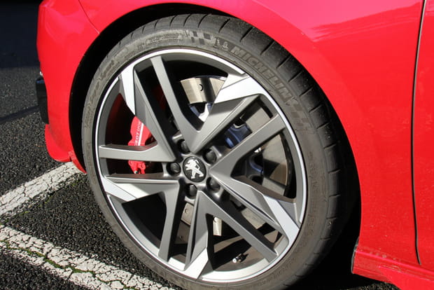 Des jantes 19 pouces et des freins renforcés