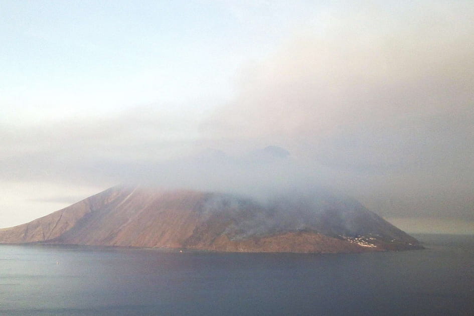Eruption du volcan Stromboli le 3&nbsp;juillet au large de la Sicile