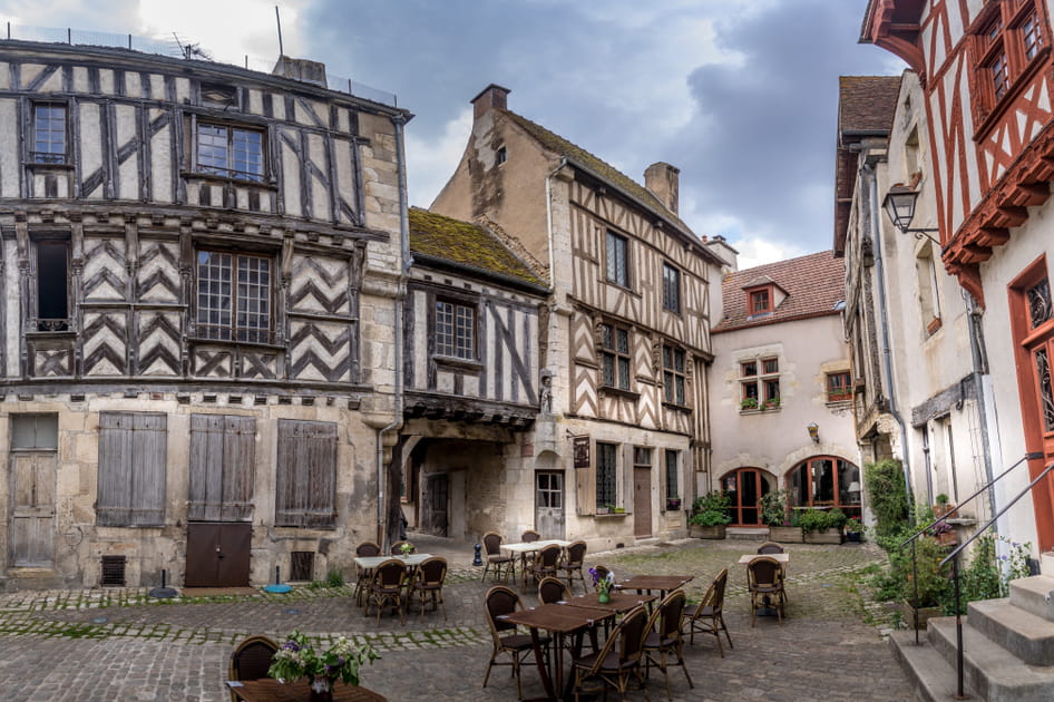 Noyers-sur-serein, bourg m&eacute;di&eacute;val pr&eacute;serv&eacute; parmi &quot;Les Plus Beaux Villages de France&quot;