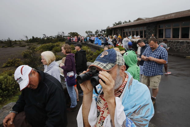 Les touristes observent l'éruption du volcan