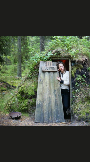 Dans une cabane camoufl&eacute;e dans les bois