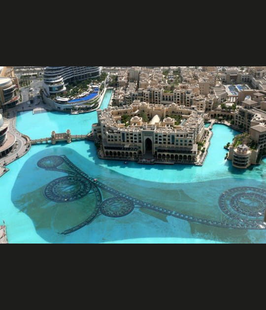 Des fontaines au pied de Burj Dubai
