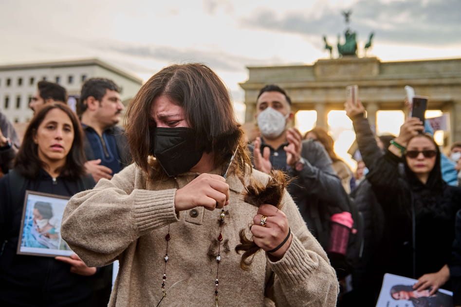 Des cheveux coup&eacute;s en signe de soutien