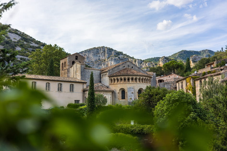 Arpenter les vieilles ruelles de Saint-Guilhem-le-D&eacute;sert en amoureux