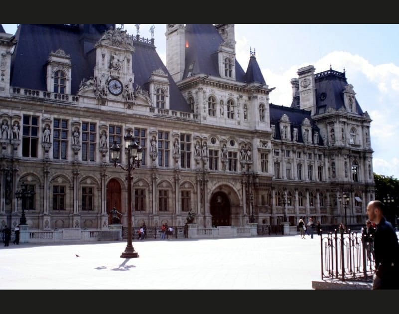 Le parvis de l'H&ocirc;tel de Ville