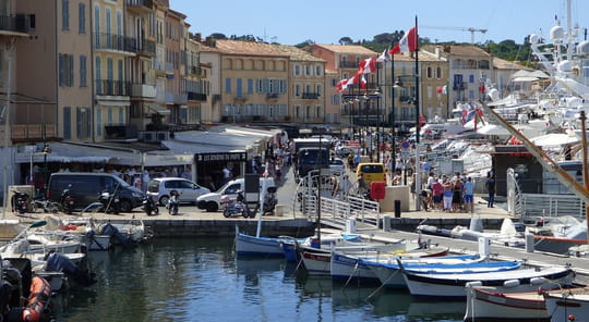 A Saint-Tropez, le client donne 500 euros de pourboire mais le serveur en exige 1000 - la Mairie est obligée d'intervenir