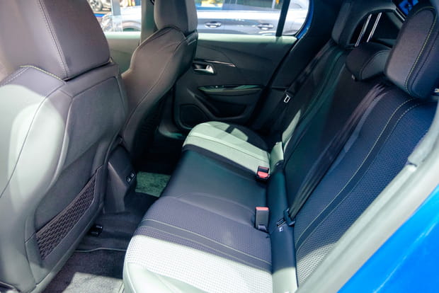 Peu de place pour les jambes à l'arrière