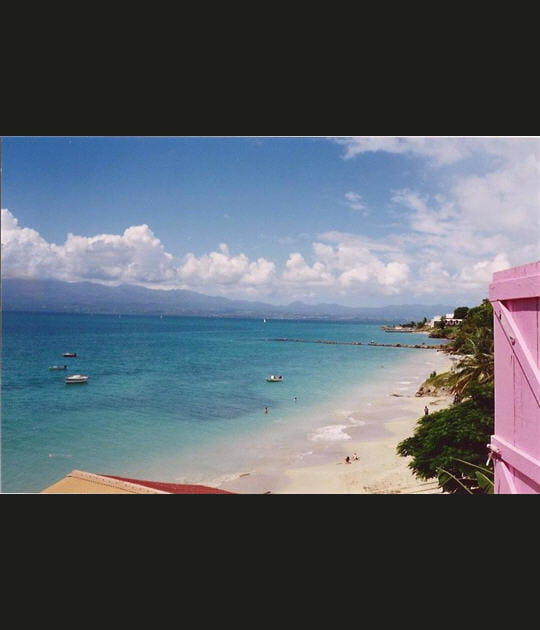 Vue de la maison aux volets roses