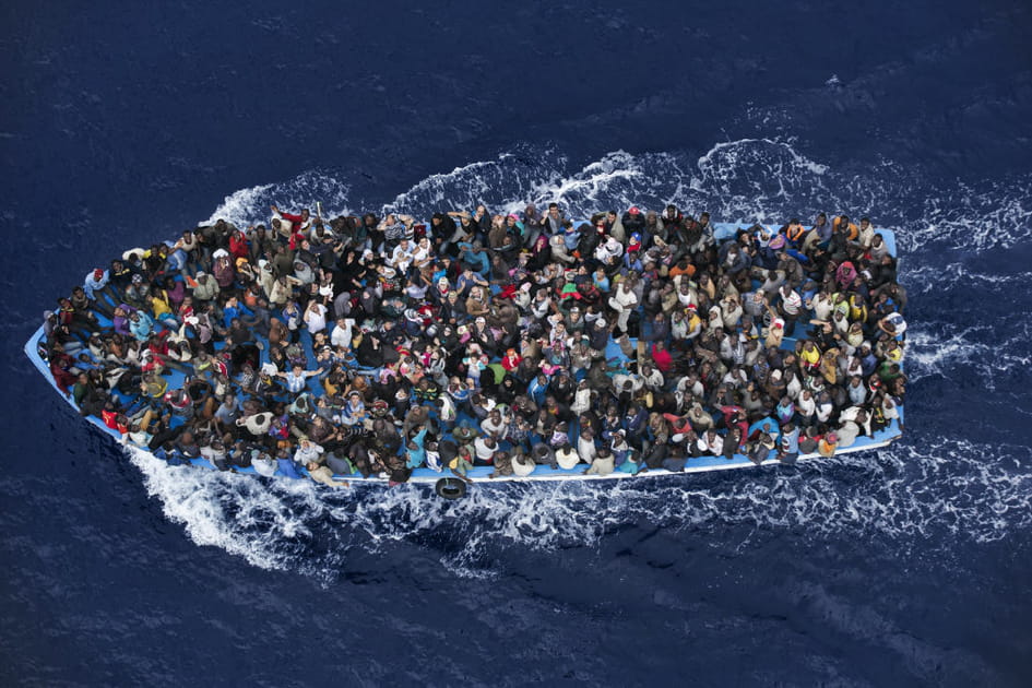 Des migrants entass&eacute;s dans un bateau en Libye
