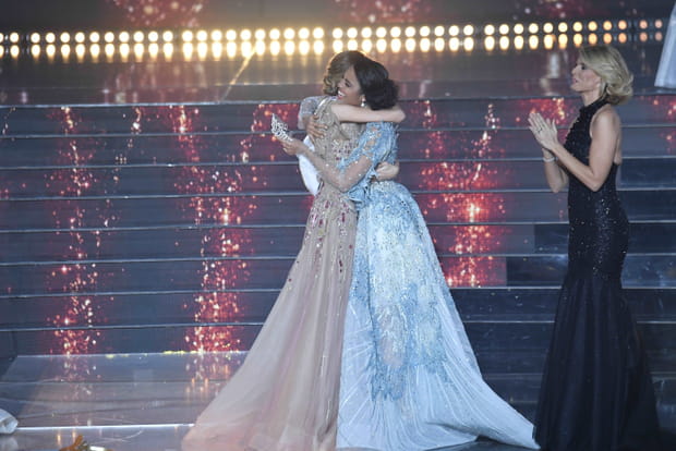 Amandine Petit dans les bras de Clémence Botino