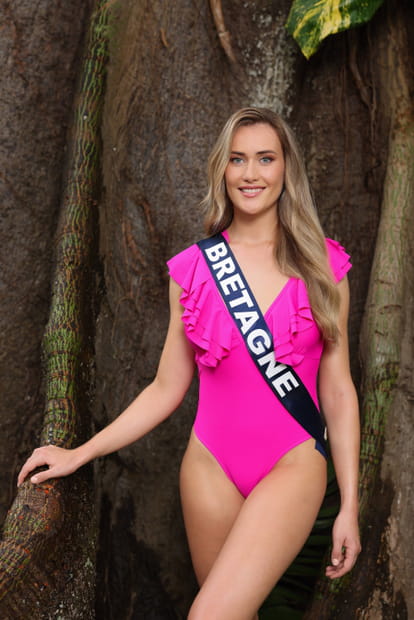 Miss Bretagne, du rose et des froufrous pour un maillot de bain très vintage