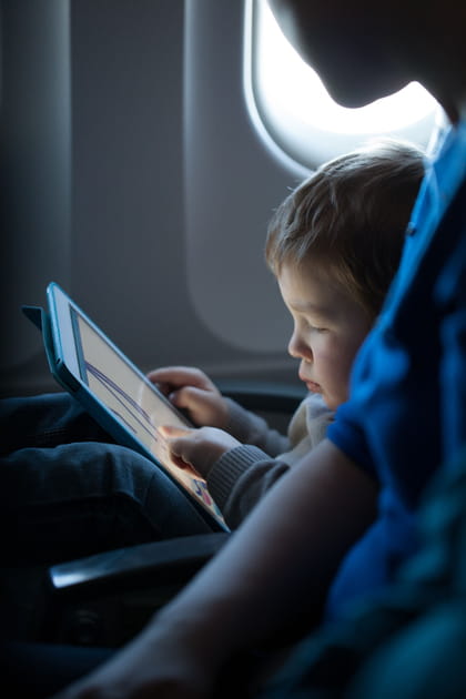Une tablette pour occuper les enfants