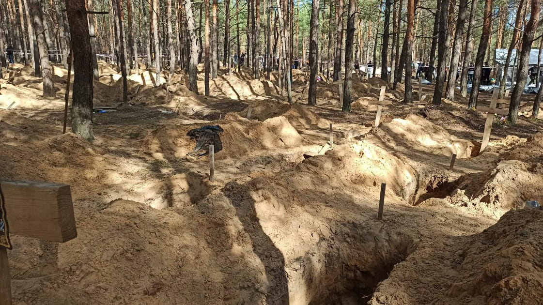 Des fosses communes &agrave; Izyum