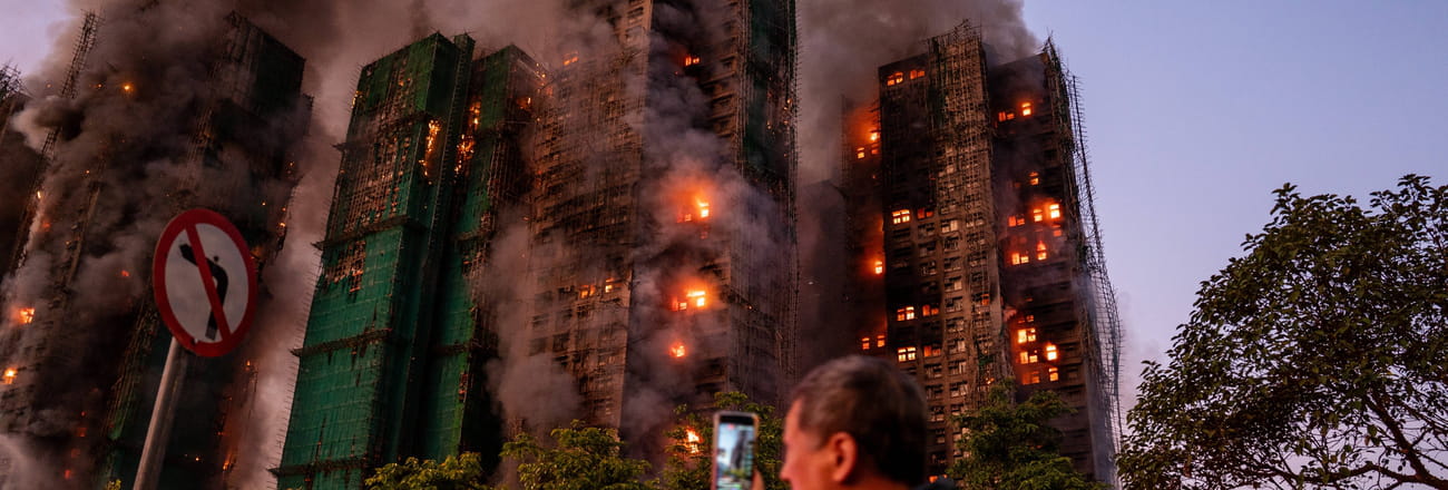 Les images terribles des incendies à Hong Kong, les immeubles complètement détruits