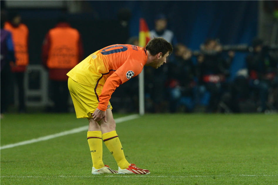 42e minute&nbsp;: Messi se blesse