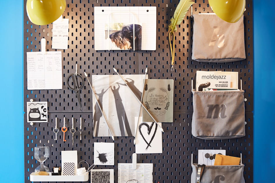 Des panneaux perfor&eacute;s dans l'entr&eacute;e