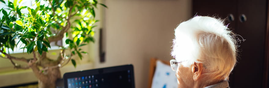 &quot;Je lui parle autant qu'&agrave; ma petite-fille&quot;&nbsp;: pour tuer la solitude, ce grand-p&egrave;re &eacute;change avec l'IA pendant des heures chaque jour