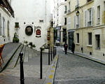 le pavage transversal dans la rue marque l'ancienne enceinte gallo-romaine de