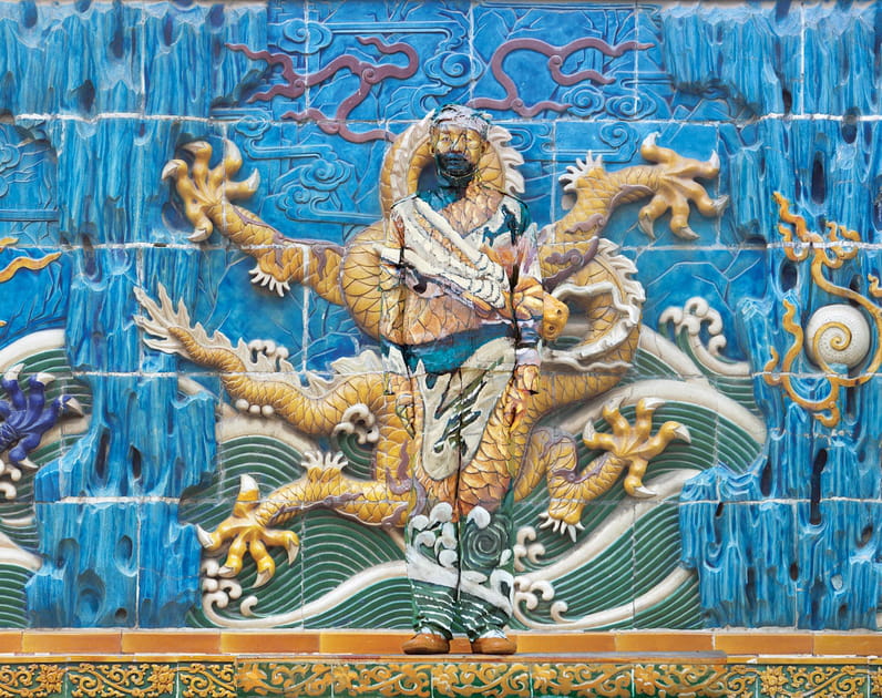 Devant le Mur des neuf Dragons de&nbsp;la&nbsp;Cit&eacute;&nbsp;interdite&nbsp;de&nbsp;P&eacute;kin