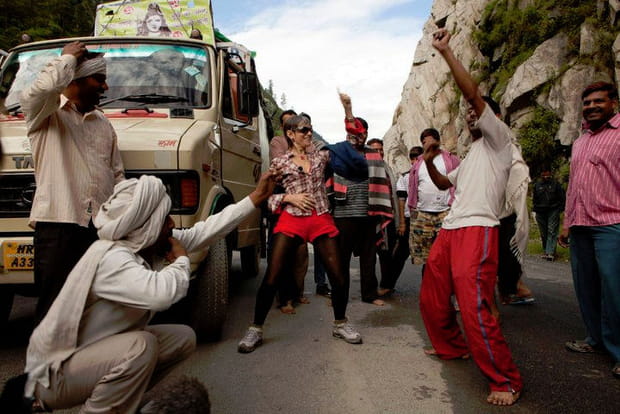 Isabelle Morini-Bosc tente une zumba indienne