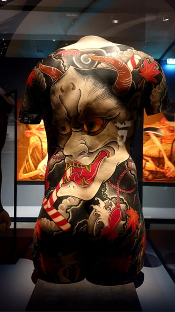 Motif de tatouage sur un dos masculin