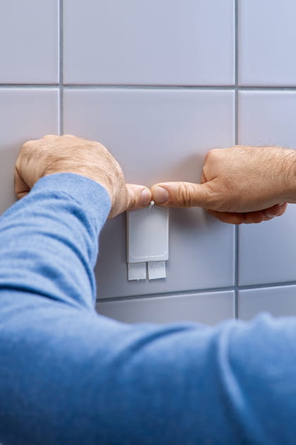 Des clous adh&eacute;sifs pour carrelage