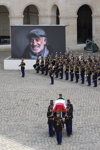 Le cercueil de Jean-Paul Belmondo devant la garde r&eacute;publicaine