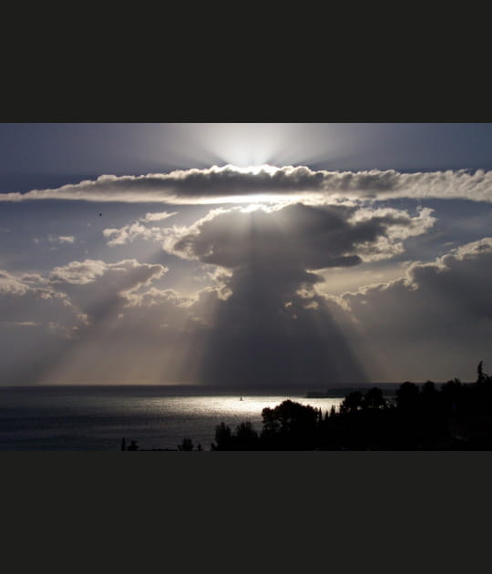 Le soleil derri&egrave;re des nuages orageux
