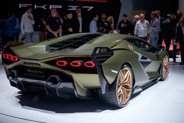 La Lamborghini Sian vue de derrière