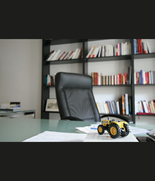 Sur le bureau du candidat, son fid&egrave;le tracteur