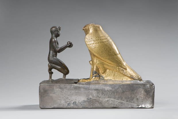 Le roi Taharqa et le dieu-faucon Hémen