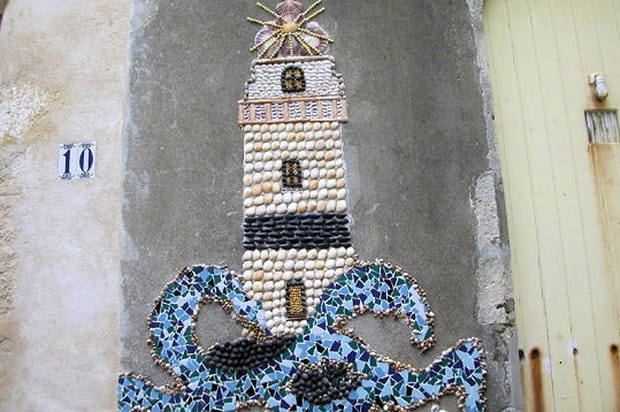 Phare au milieu des vagues