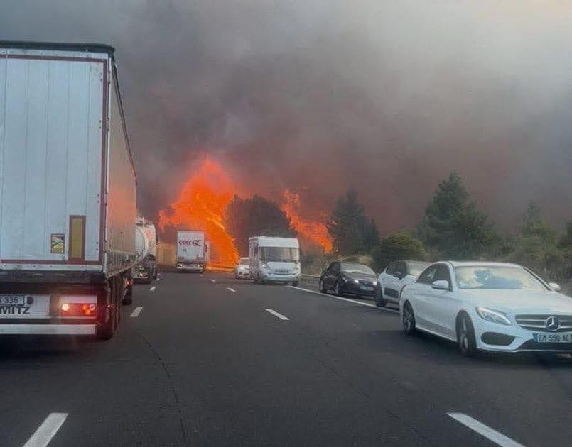 Les automobilistes font demi-tour sur l'autoroute A9, au bord des flammes