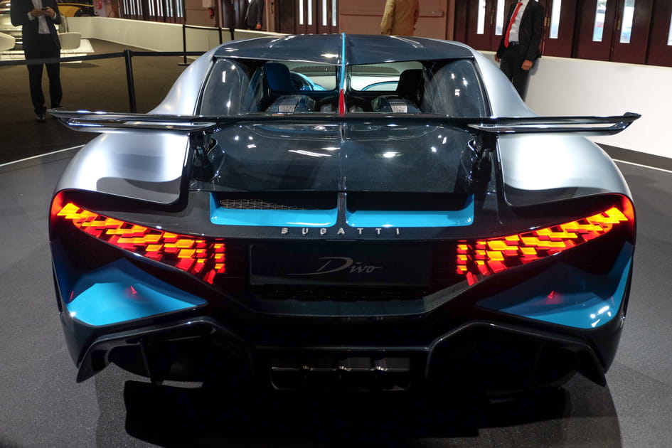 Le bandeau de LED laisse place &agrave; des feux plac&eacute;s &agrave; chaque extr&eacute;mit&eacute; de la voiture