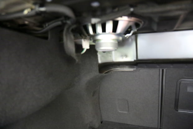 Un fil à nu et un haut-parleur qui traîne