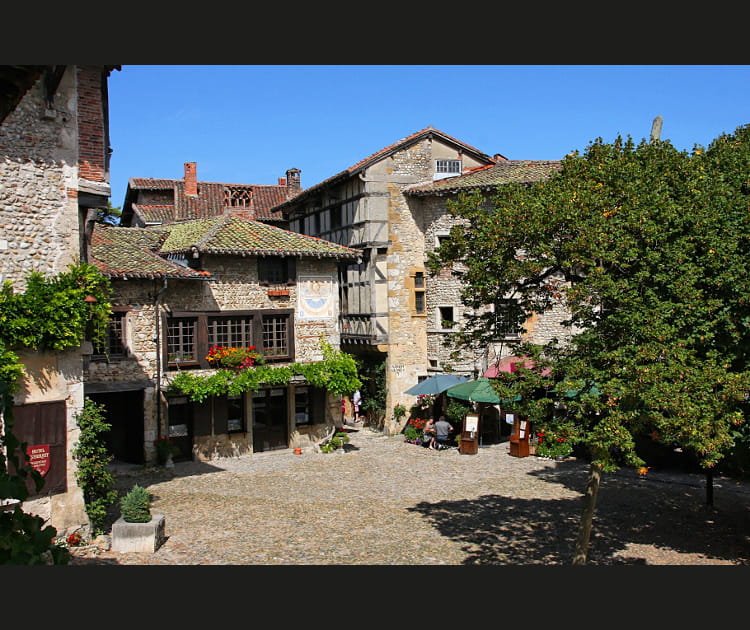 P&eacute;rouges, petit joyau m&eacute;di&eacute;val &agrave; 30&nbsp;minutes de Lyon