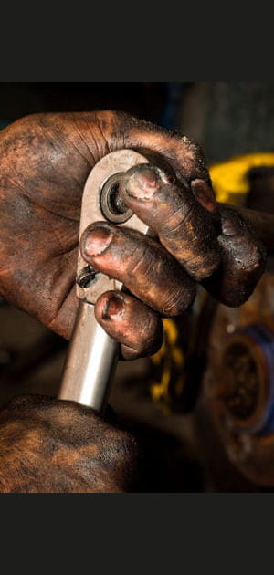 Laver ses mains pleines de cambouis et de graisse de moteur
