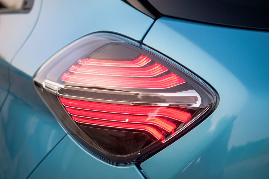 Des feux LED joliment r&eacute;alis&eacute;s &agrave; l'arri&egrave;re de la voiture